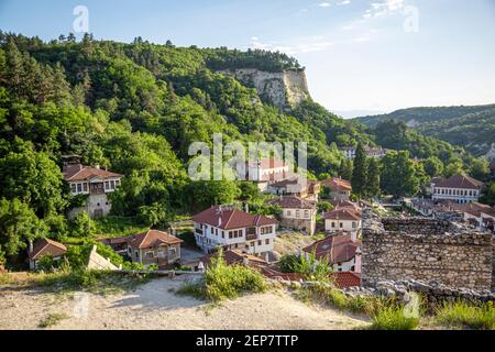 MELNIK, BULGARIEN - 01. JUNI 2018: Typische Straße und alte Häuser in der historischen Stadt Melnik, Bulgarien. Stockfoto