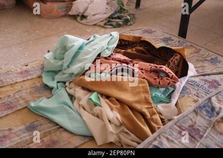 (210227) -- ZAMFARA, 27. Februar 2021 (Xinhua) -- das Foto vom 26. Februar 2021 zeigt persönliche Gegenstände von Schülern der Government Girls Secondary School in Jangebe, im lokalen Regierungsbezirk Talata-Mafara im Bundesstaat Zamfara, Nigeria. Die nigerianische Polizei bestätigte, dass am Freitag im nordwestlichen Bundesstaat Zamfara 317 Schüler aus einer Mädchenschule entführt wurden. In einer Erklärung, die Xinhua zur Verfügung gestellt wurde, sagte Mohammed Shehu, Sprecher der Polizei in Zamfara, dass 317 Studenten von unbekannten Schützen nach ihrem Angriff auf die Government Girls Secondary School in Jan weggenommen wurden Stockfoto