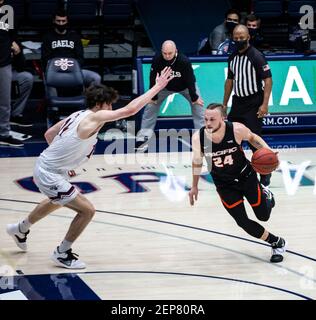 McKeon Pavilion Moraga Calif, USA. Februar 2021, 25th. U.S.A. Pacific Guard Broc Finstuen (24) fährt während des NCAA Männer Basketballspiels zwischen Pacific Tigers und den Saint Mary's Gaels 46-58 verloren im McKeon Pavilion Moraga Calif. Thurman James/CSM/Alamy Live News in den Korb Stockfoto