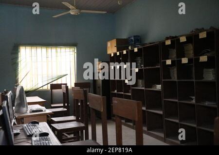 (210227) -- ZAMFARA, 27. Februar 2021 (Xinhua) -- das Foto vom 26. Februar 2021 zeigt ein Klassenzimmer der Government Girls Secondary School in der Stadt Jangebe im lokalen Regierungsbezirk Talata-Mafara des Staates Zamfara, Nigeria. Die nigerianische Polizei bestätigte, dass am Freitag im nordwestlichen Bundesstaat Zamfara 317 Schüler aus einer Mädchenschule entführt wurden. In einer Erklärung, die Xinhua zur Verfügung gestellt wurde, sagte Mohammed Shehu, Sprecher der Polizei in Zamfara, dass 317 Studenten von unbekannten Schützen nach ihrem Angriff auf die Government Girls Secondary School in Jangebe, einer Stadt in der, weggenommen wurden Stockfoto