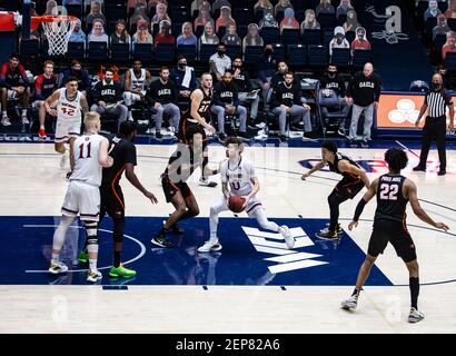 McKeon Pavilion Moraga Calif, USA. Februar 2021, 25th. USA St. Mary's Guard Logan Johnson (0) fährt zum Reifen während des NCAA Männer Basketballspiels zwischen Pacific Tigers und dem Saint Mary's Gaels 58-46 Sieg im McKeon Pavilion Moraga Calif. Thurman James/CSM/Alamy Live News Stockfoto