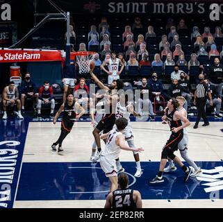 McKeon Pavilion Moraga Calif, USA. Februar 2021, 25th. USA Pacific Guard Jahbril Price-Noel (22) fährt während des NCAA Männer Basketballspiels zwischen Pacific Tigers und den Saint Mary's Gaels 46-58 verloren im McKeon Pavilion Moraga Calif. Thurman James/CSM/Alamy Live News in den Korb Stockfoto