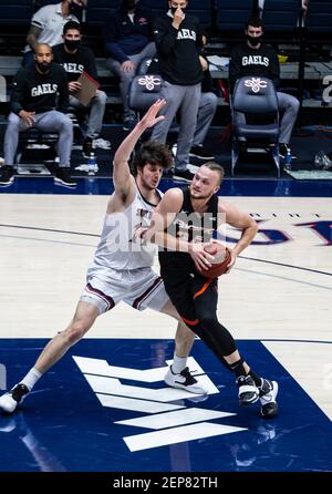 McKeon Pavilion Moraga Calif, USA. Februar 2021, 25th. U.S.A. Pacific Guard Broc Finstuen (24) fährt während des NCAA Männer Basketballspiels zwischen Pacific Tigers und den Saint Mary's Gaels 46-58 verloren im McKeon Pavilion Moraga Calif. Thurman James/CSM/Alamy Live News in den Korb Stockfoto