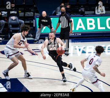 McKeon Pavilion Moraga Calif, USA. Februar 2021, 25th. U.S.A. Pacific Guard Broc Finstuen (24) fährt während des NCAA Männer Basketballspiels zwischen Pacific Tigers und den Saint Mary's Gaels 46-58 verloren im McKeon Pavilion Moraga Calif. Thurman James/CSM/Alamy Live News in den Korb Stockfoto