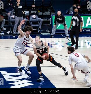 McKeon Pavilion Moraga Calif, USA. Februar 2021, 25th. U.S.A. Pacific Guard Broc Finstuen (24) fährt während des NCAA Männer Basketballspiels zwischen Pacific Tigers und den Saint Mary's Gaels 46-58 verloren im McKeon Pavilion Moraga Calif. Thurman James/CSM/Alamy Live News in den Korb Stockfoto