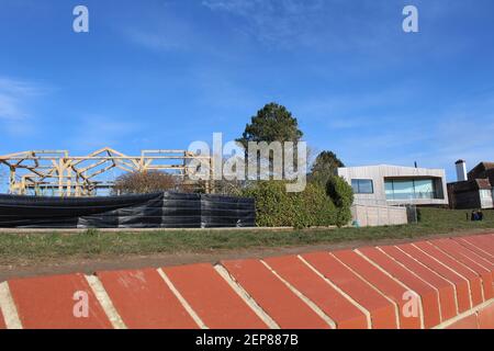 Lage, Lage, Lage. Freistehendes Neubau am Hafen Bosham. Neben einem anderen kürzlich fertiggestellten Bau. Stockfoto