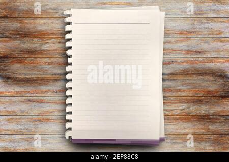 Draufsicht mit drei weißen Papier auf Holztisch am Büroarbeitsplatz. Leere Pad Papier bereit für Ihren Text und neue Idee. Stockfoto