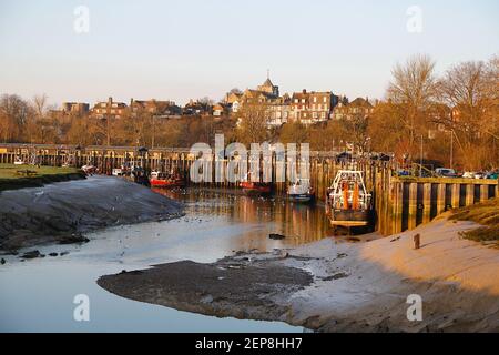 Rye, East Sussex, Großbritannien. Februar 2021, 27. UK Wetter: Ein kalter und frostiger Start in den Tag, wenn die Sonne aufgeht und die alte Stadt Rye in East Sussex am Fluss Rother in schöner Wintersonne badet. Foto-Kredit: Paul Lawrenson /Alamy Live Nachrichten Stockfoto