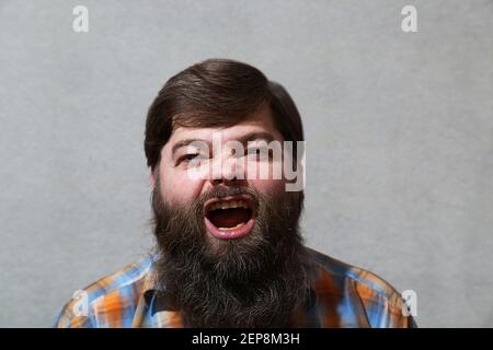 Hochformat. Ein Mann mit langem Bart und offenem Mund. Stockfoto