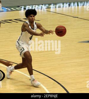 26. Februar 2021 - der Regenbogenkrieger-Wächter von Hawaii Noel Coleman #4 geht während eines Spiels zwischen den Regenbogenkriegern von Hawaii und dem Long Beach State 49ers in der simplifi Arena im Stan Sheriff Center in Honolulu, HI - Michael Sullivan/CSM, den Ball aus Stockfoto