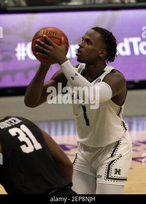 26. Februar 2021 - Hawaii Rainbow Warriors Forward James Jean-Marie #1 schießt einen Freiwurf während eines Spiels zwischen den Hawaii Rainbow Warriors und dem Long Beach State 49ers in der simplifi Arena im Stan Sheriff Center in Honolulu, HI - Michael Sullivan/CSM Stockfoto