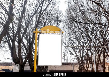 Leere Plakatwand an der Bushaltestelle auf der Straße in der Stadt, Nachbildung - Bild Stockfoto