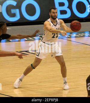 26. Februar 2021 - Hawaii Rainbow Warriors Forward Casdon Jardine #22 geht den Ball während eines Spiels zwischen den Hawaii Rainbow Warriors und dem Long Beach State 49ers in der simplifi Arena im Stan Sheriff Center in Honolulu, HI - Michael Sullivan/CSM Stockfoto