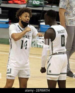 26. Februar 2021 - Hawaii Rainbow Warriors Guard Biwali Bayles #14 und Hawaii Rainbow Warriors Guard Junior Madut #0 Feiern Sie einen Sieg nach dem Spiel zwischen den Hawaii Rainbow Warriors und dem Long Beach State 49ers in der simplifi Arena im Stan Sheriff Center in Honolulu, HI - Michael Sullivan/CSM Stockfoto