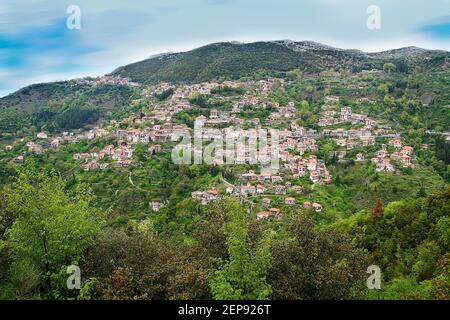 Blick auf bergige griechische Dorf namens Lagadia in Griechenland Stockfoto