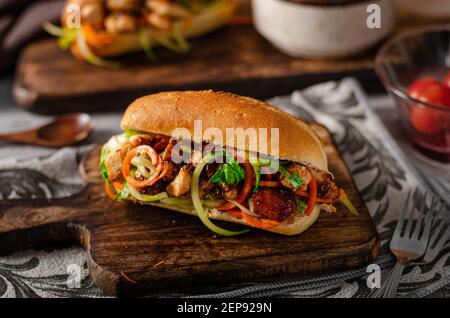 Köstliches zartes Huhn mit Zwiebel und Gemüse Stockfoto