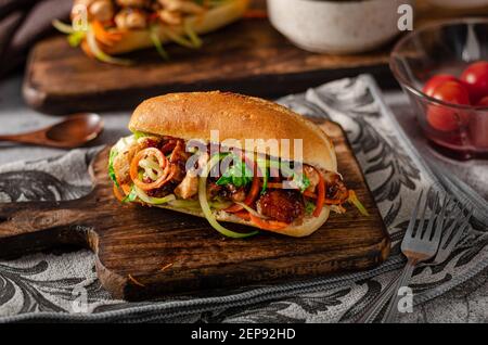 Köstliches zartes Huhn mit Zwiebel und Gemüse Stockfoto