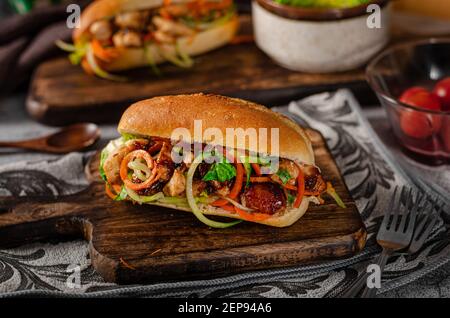 Köstliches zartes Huhn mit Zwiebel und Gemüse Stockfoto