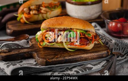 Köstliches zartes Huhn mit Zwiebel und Gemüse Stockfoto