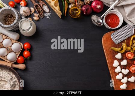 Frau bereitet ein festliches Abendessen für zwei zu Ehren von Valentinstag klassische italienische Pizza Margherita in Form von Ein Herz und Mozzarella im sh Stockfoto