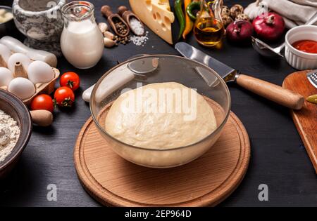 Klassische Pizza margherita mit herzförmigem Mazarella-Käse. Vorbereitung eines phasenweisen Galadinner für zwei zu Hause zu Ehren des Valentinstag. Stockfoto