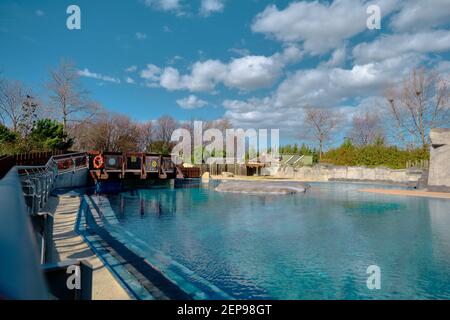 Ein blaues Schwimmbad in einem Zoo für Pinguine und Robben in Bursa, Türkei an sonnigen Tagen. Bursa. Turkey,12.02,2021 Stockfoto