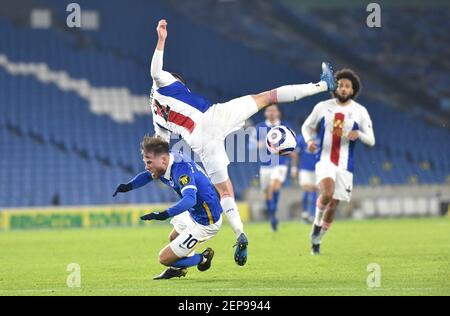 Alexis Mac Allister aus Brighton fühlt das volle Gewicht von Joel ward von Crystal Palace auf seinem Rücken während des Premier League-Spiels zwischen Brighton und Hove Albion und Crystal Palace im American Express Community Stadium in Brighton, Großbritannien - 22nd. Februar 2021 Stockfoto