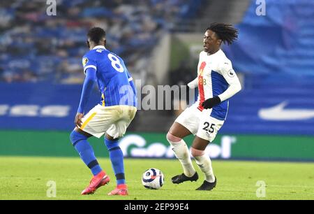 Eberechi Eze von Crystal Palace auf dem Ball während des Premier League-Spiels zwischen Brighton und Hove Albion und Crystal Palace im American Express Community Stadium , Brighton , Großbritannien - 22nd. Februar 2021 nur für redaktionelle Verwendung. Keine Verkaufsförderung. Für Football-Bilder gelten die Einschränkungen von FA und Premier League. Keine Nutzung des Internets/Handys ohne FAPL-Lizenz. Weitere Informationen erhalten Sie bei Football Dataco Stockfoto