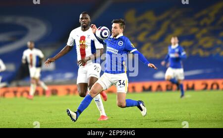 Joel Veltman aus Brighton mit Christian Benteke vom Crystal Palace im Rückstand während des Premier League-Spiels zwischen Brighton und Hove Albion und Crystal Palace im American Express Community Stadium, Brighton, Großbritannien - 22nd. Februar 2021 nur für redaktionelle Verwendung. Keine Verkaufsförderung. Für Football-Bilder gelten die Einschränkungen von FA und Premier League. Keine Nutzung des Internets/Handys ohne FAPL-Lizenz. Weitere Informationen erhalten Sie bei Football Dataco Stockfoto