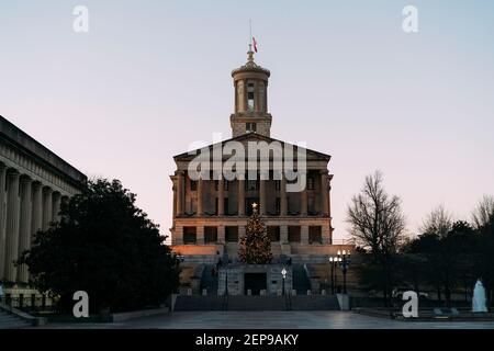 Tennessee State Capitol Gebäude und Einkaufszentrum während Weihnachten, im Abendlicht. Stockfoto