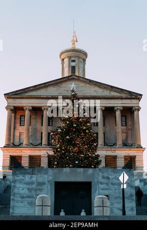 Tennessee State Capitol Gebäude in Nashville während Weihnachten, im Abendlicht. Stockfoto