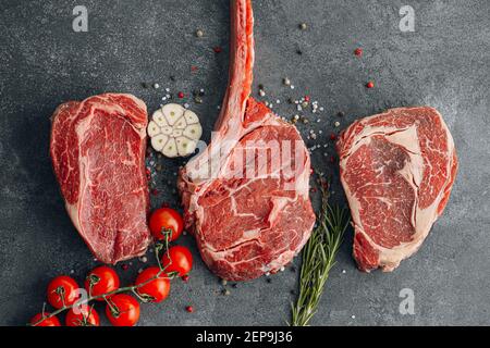 Frische rohe Prime Black Angus Beef Steaks. Verschiedene rohe Rindersteaks zum Grillen. Stockfoto