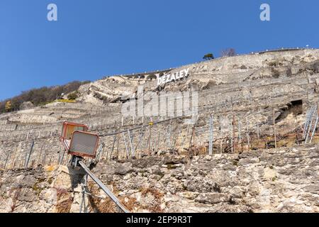 Kleiner Lift auf Steinterrassen im Weinberg in lavaux dezaley. Stockfoto