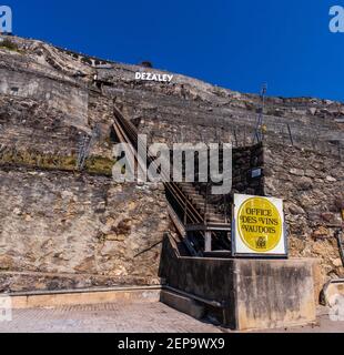 März 2020: Kleiner Lift auf Steinterrassen im Weinberg in lavaux dezaley. Stockfoto