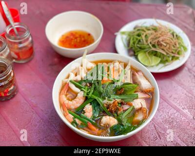 Beliebte Vietnam Meeresfrüchte Nudeln Suppe - Bun Mam Nudeln Stockfoto