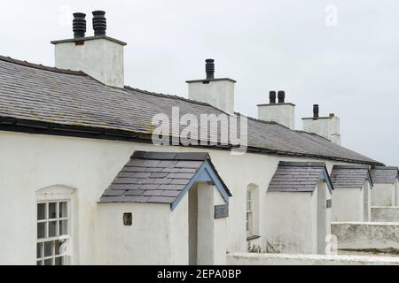Eine Reihe historischer Pilothäuser auf Llanddwyn Island, Anglesey, Großbritannien. Stockfoto