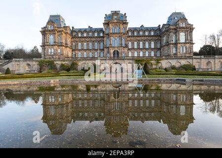 Bowes Museum, Barnard Castle, Teesdale, County Durham, Großbritannien. 27th. Februar 2021. Wetter in Großbritannien. Es war ein kühler, ruhiger Start in den Tag auf dem Gelände des historischen Schlosses im französischen Stil des Bowes Museum in Barnard Castle heute Morgen. Kredit: David Forster/Alamy Live Nachrichten Stockfoto