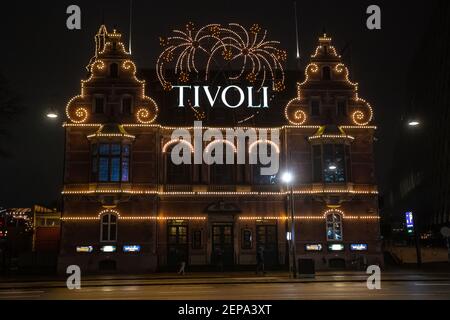 Tivoli Kopenhagen oder Tivoli Gärten, beleuchtet bei Nacht in Kopenhagen, Dänemark Stockfoto