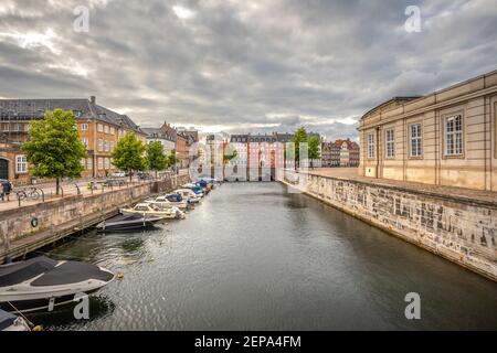 Frederiksholms Kanal ist ein Kanal im Zentrum von Kopenhagen, Dänemark, der entlang der südwestlichen Seite von Slotsholmen verläuft Stockfoto