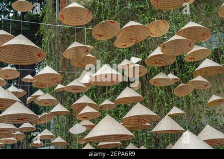 Viele konische Hut hängen für vietnamesische Tet Urlaub Dekoration Stockfoto