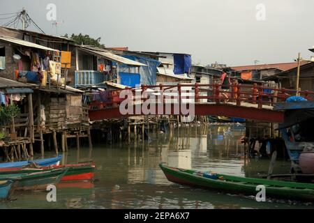 Eine Brücke auf einem Dorf im Volksmund bekannt als Luar Batang, an der Mündung des Ciliwung Flusses, in der Nähe von Sunda Kelapa traditionellen Hafen in der Küstenregion von Jakarta, Indonesien (2008). Stockfoto