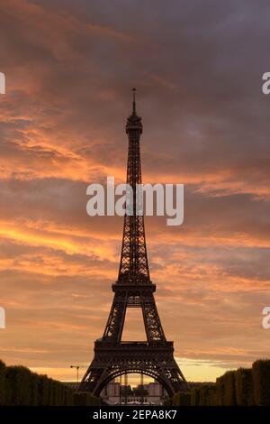 Ein feuriger Sonnenuntergang entfacht den Himmel hinter dem berühmten Eiffelturm in Paris, Frankreich. Stockfoto