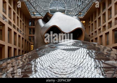 Das von Frank Gehry entworfene Glas- und Gitteratrium im Gebäude der DZ Bank in Berlin. Stockfoto