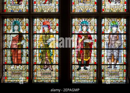 Ein Buntglasfenster mit vier Künstlern im Rijksmuseum in Amsterdam, Niederlande. Stockfoto