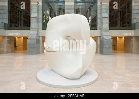 Eine von Henry Moores Locking Piece Skulpturen im Foyer des Rijksmuseums in Amsterdam, Niederlande. Stockfoto