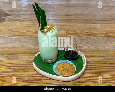 Im vietnamesischen Café wird Kokosmilch-Kaffee serviert Stockfoto