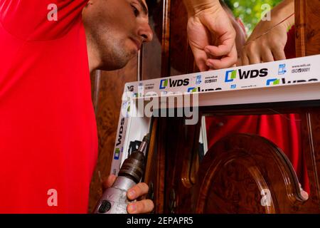 Dolyna, Ukraine 31. Juli 2020: Installation eines Fensterrahmens und Fenster im Haus, Fenster der Firma wds. Stockfoto