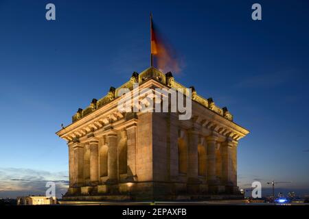 Eine deutsche Flagge auf einer Ecke des Reichstagsgebäudes in Berlin, Deutschland. Stockfoto