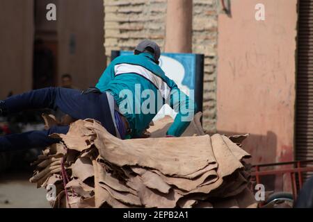 MARRAKESCH, MAROKKO - 17. NOVEMBER; 2018 Fahrradtaxi mit Leder in der Medina Stockfoto