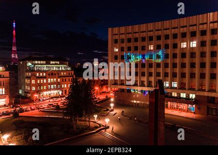 Nachtlichter der Stadt Iwano-Frankiwsk, Blick auf die Stadt von oben, Luftaufnahme, Nachtaufnahmen der Stadt. Stockfoto